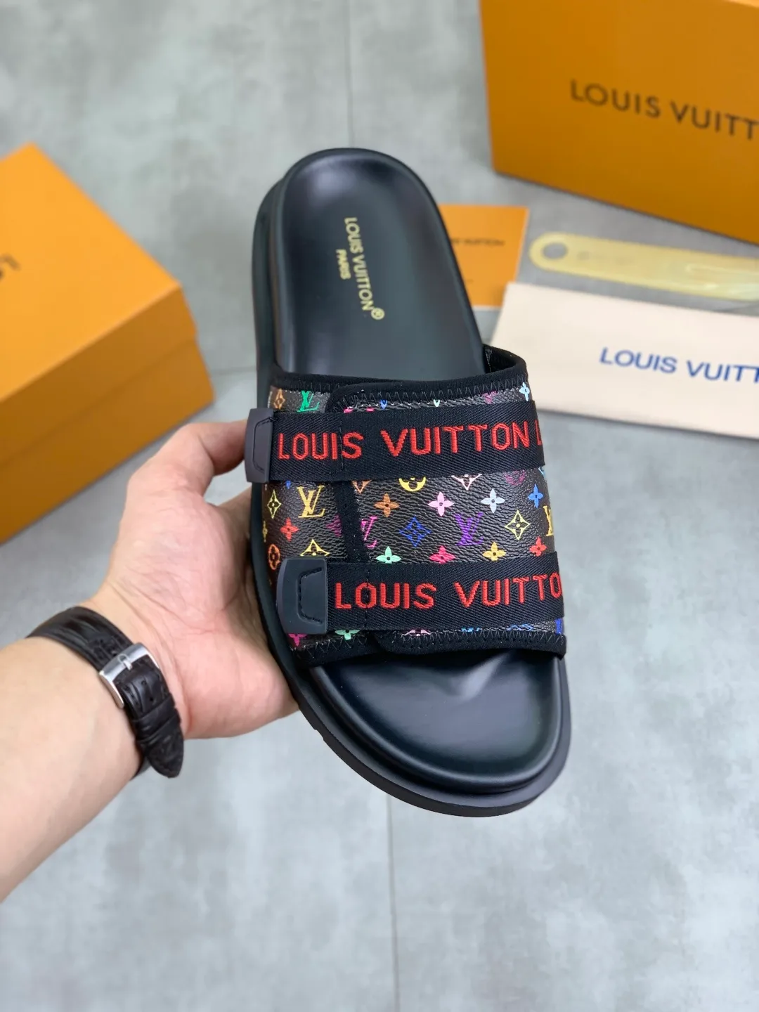 Men's shoes 💰P320💰【New style】🆘 Original quality 【LOUIS VUITTON】The popular Louis Vuitton LV men's slippers on the official website are on sale simultaneously! Original fabric imported from Italy, original factory special supply, code number: 38-44 (45 customized), many colors available